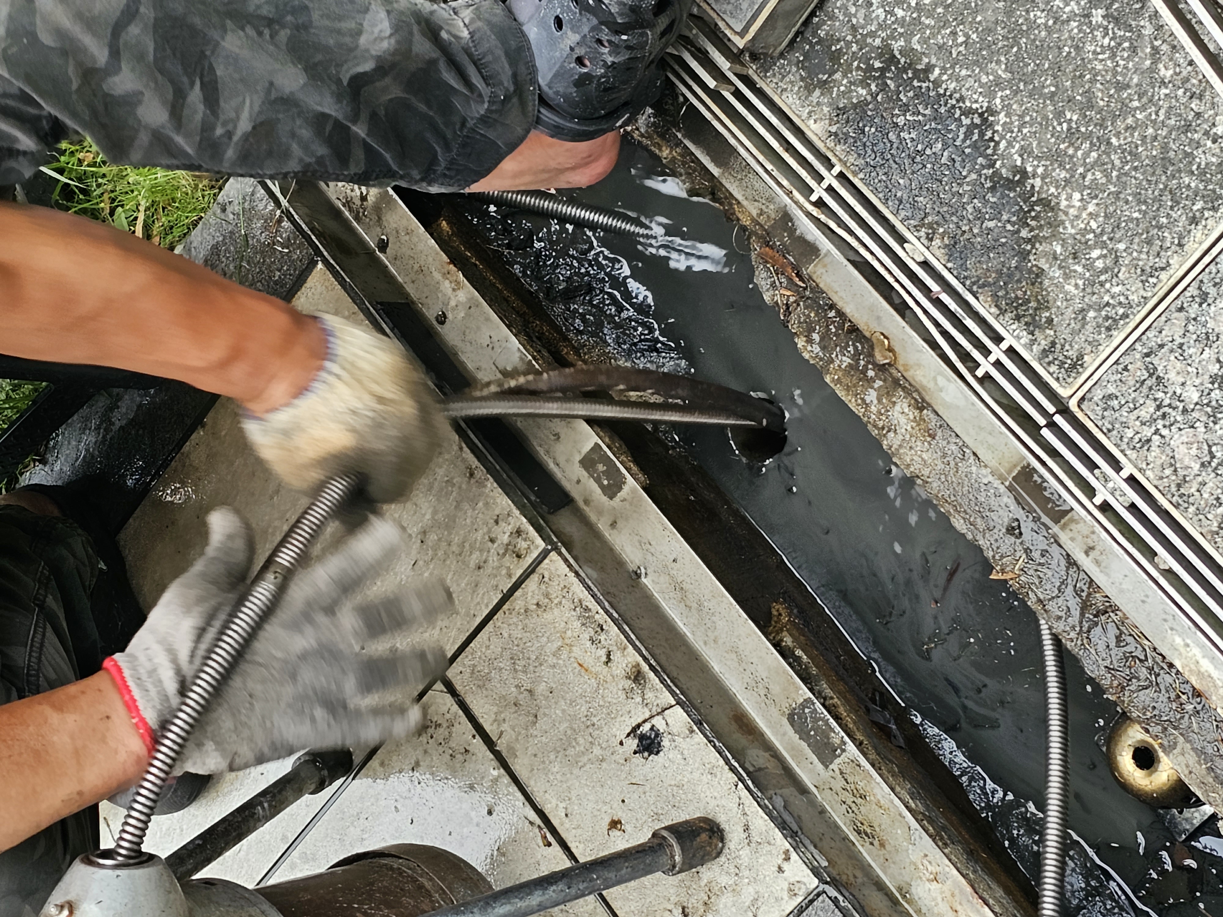 中和蝴水映社區公設車道截水溝堵塞通管作業