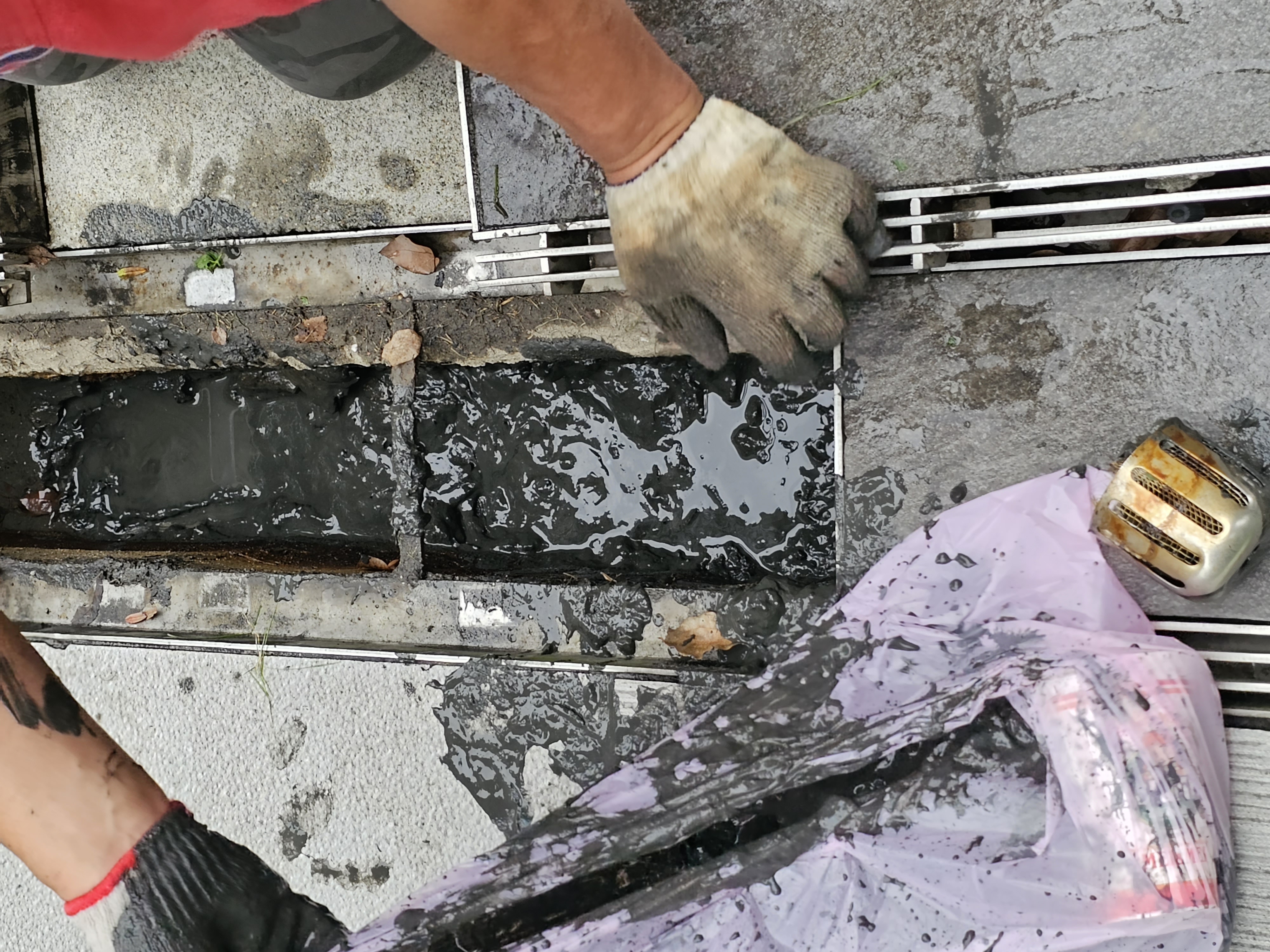 中和蝴水映社區公設車道截水溝堵塞通管作業