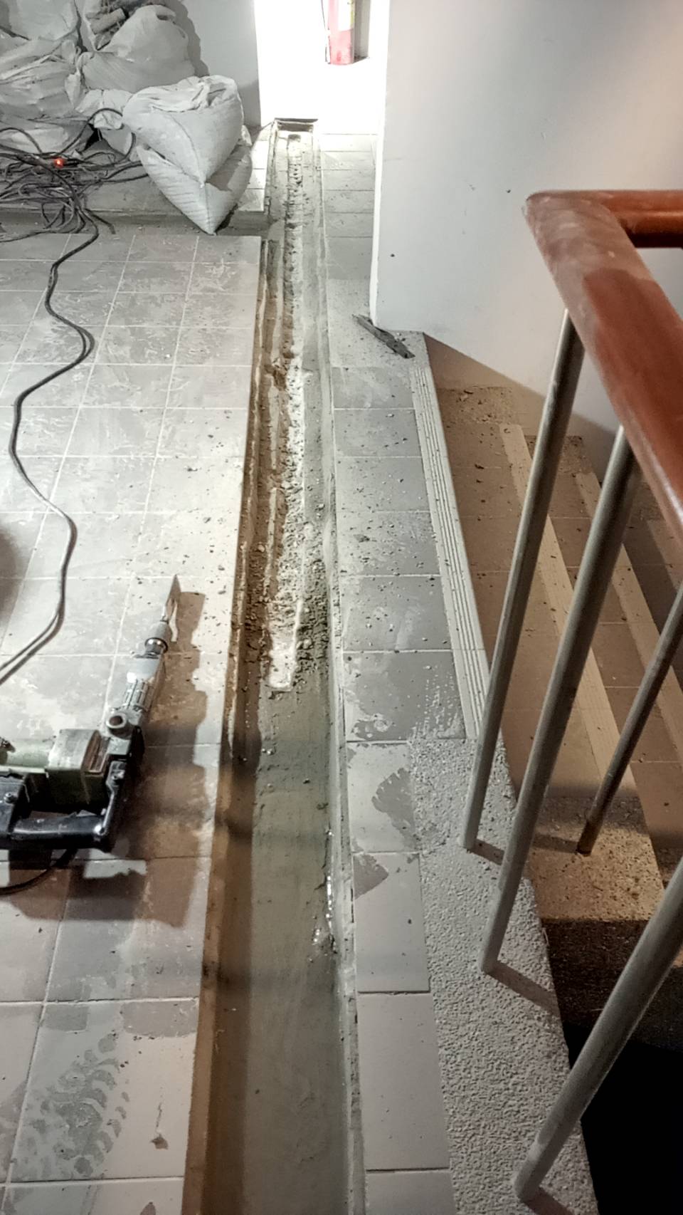 新店區公所B1F梯間導水作業