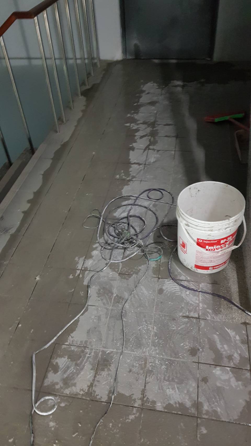 新店區公所B1F梯間導水作業